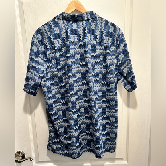 LL Bean Slightly Fitted Blue Chevron Print Camp Shirt With Pocket - Size:LG - Picture 2 of 9